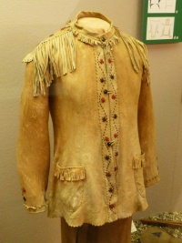 Lederbekleidung-Indianer-02-Ledermuseum-Offenbach.jpg